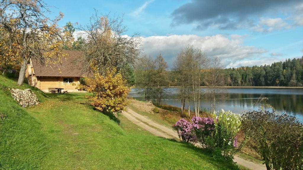 Ezerkalni Villa Raiskums Luaran gambar