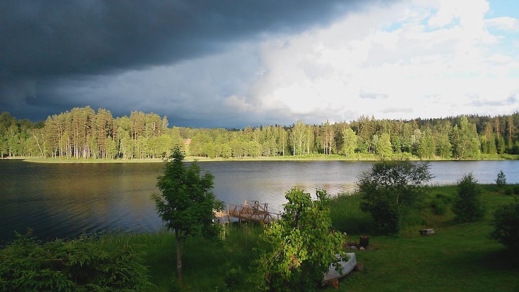Ezerkalni Villa Raiskums Luaran gambar