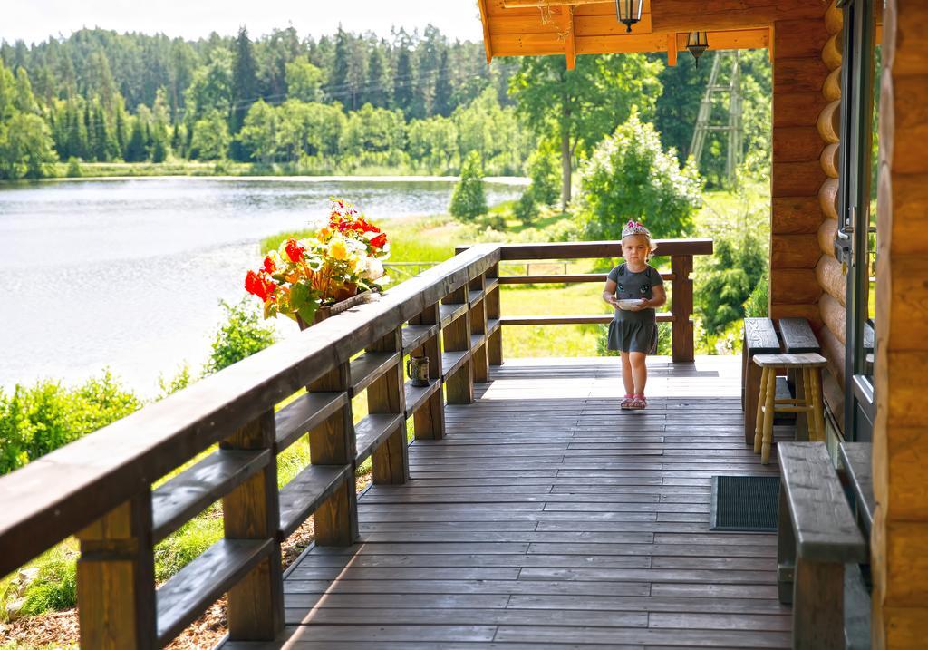 Ezerkalni Villa Raiskums Luaran gambar